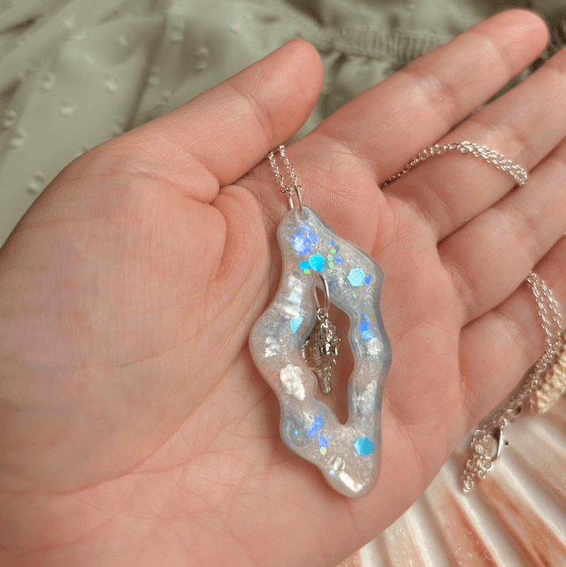 Wavy Necklace With Shell Charm Silver Plated