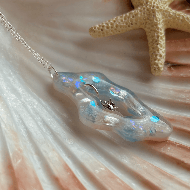 Wavy Necklace With Shell Charm Silver Plated