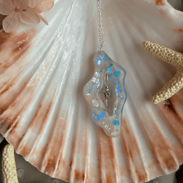 Wavy Necklace With Shell Charm Silver Plated
