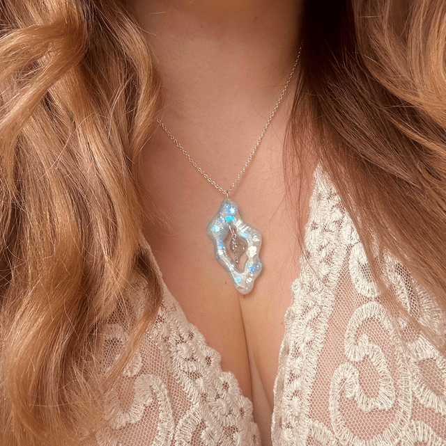 Wavy Necklace With Shell Charm Silver Plated